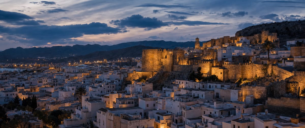 La Almedina y las murallas iluminadas al anochecer, como un plató de cine natural
