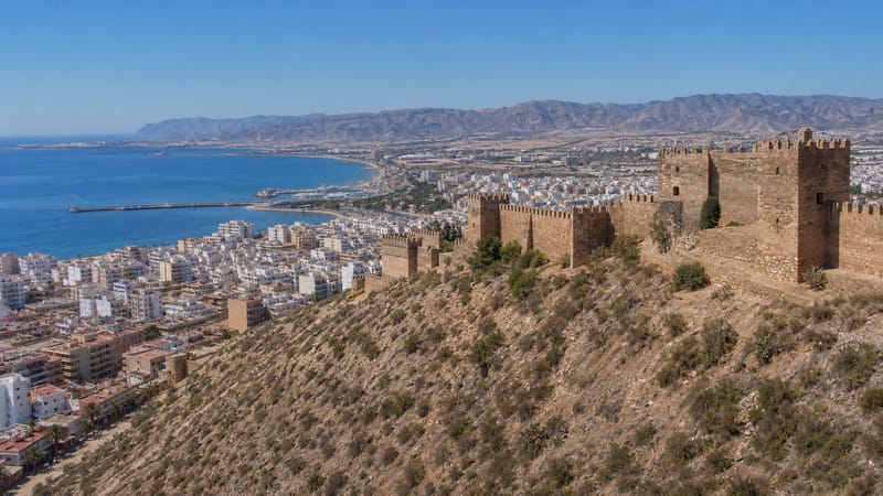 La fortaleza medieval sobre la colina y la bahía en la época de la fundación de la ciudad