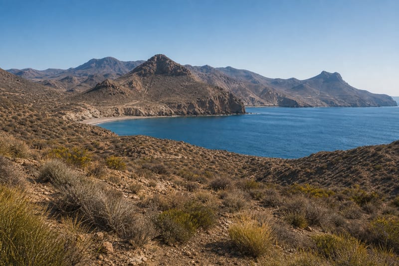 Acantilados volcánicos y calas azules de la costa de Cabo de Gata-Níjar