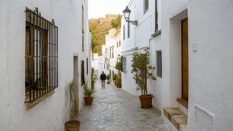 Calle encalada y macetas en el barrio de la Almedina, el más antiguo de la ciudad