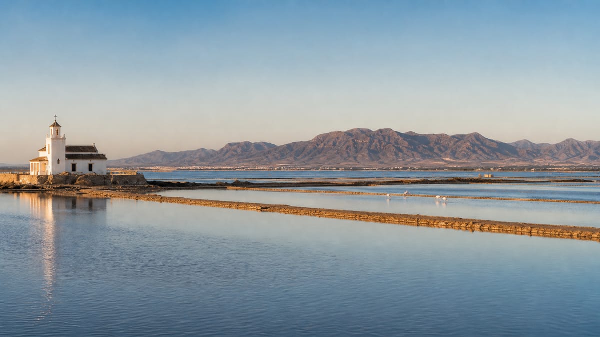 Las salinas de Cabo de Gata con la iglesia recortada sobre las balsas de agua a primera hora