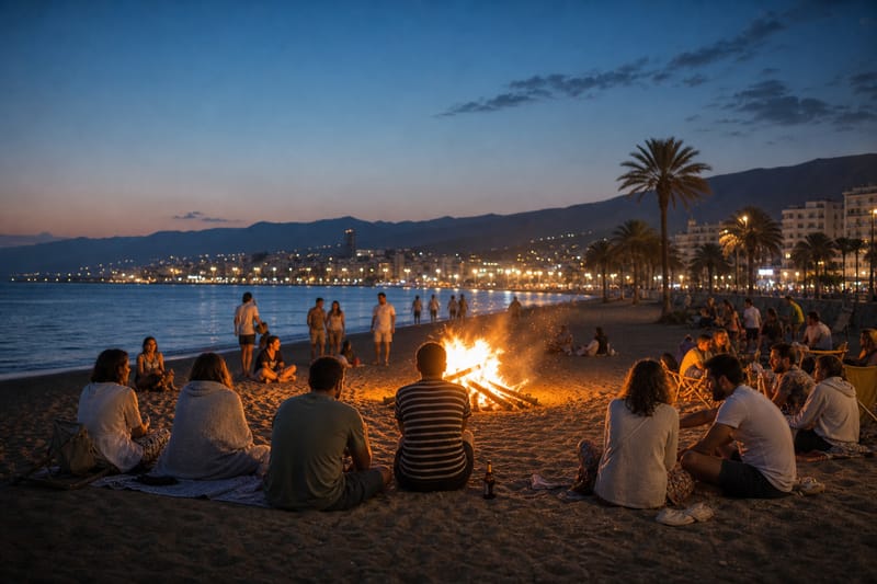 Hogueras y grupos de personas en la playa durante la Noche de San Juan